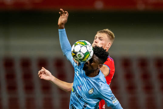AFC Eskilstunas Emmanuel Agyeman Duah och Helsingborgs Emil