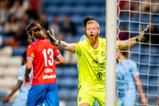 AFC Eskilstunas målvakt Nick Wolters reagera