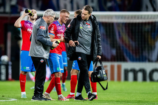 Helsingborgs Dennis Olsson lämnar planen skadad