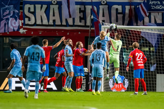 AFC Eskilstunas Mattis Adolfsson  och Helsingborgs målvakt