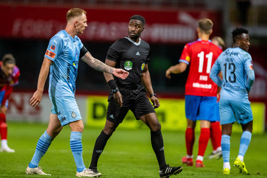 AFC Eskilstunas Jesper Modig  i diskussion med Domare