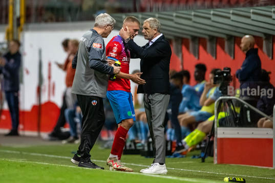 Helsingborgs Dennis Olsson utgår skadad