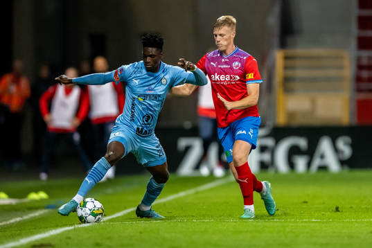 AFC Eskilstunas Emmanuel Agyeman Duah och Helsingborgs Emil