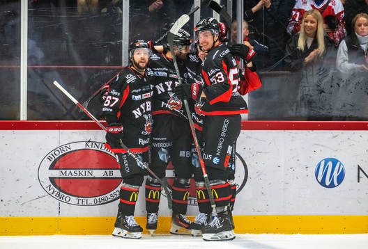 Nybros Eero Savilahti jublar med lagkamrater