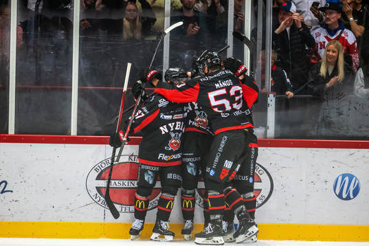 Nybros Eero Savilahti jublar med lagkamrater