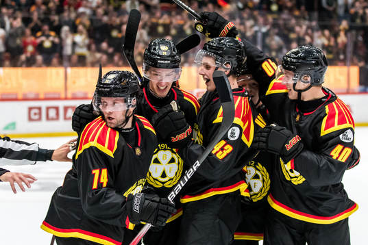 Brynäs Linus Lindblom jublar med lagkamrater