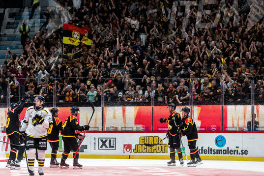 Brynäs Anton Rödin jublar med lagkamrater