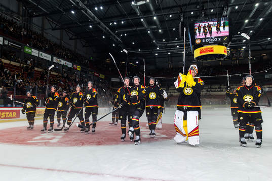 Brynäs spelare jublar