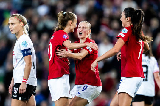 Karina Sævik celebrates with Caroline Graham Hansen of