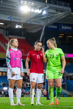 Amalie Eikeland, Guro Reiten and goalkeeper Aurora Mikalsen