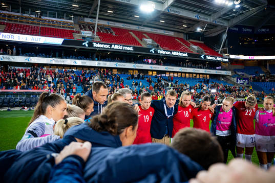 Leif Gunnar Smerud, head coach of Norway, talks to players