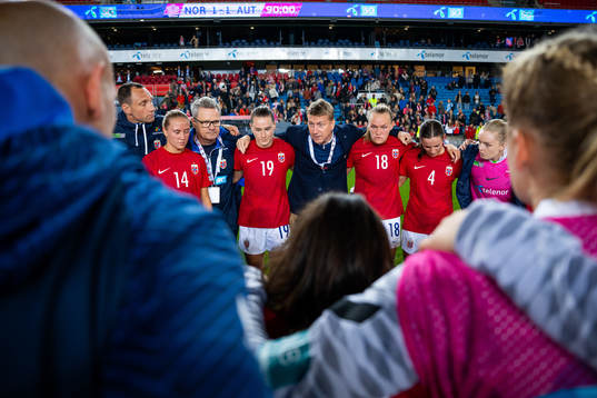 Leif Gunnar Smerud, head coach of Norway, talks to players