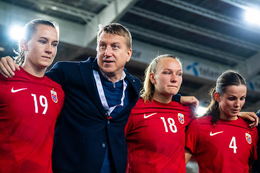 Leif Gunnar Smerud, head coach of Norway, talks to