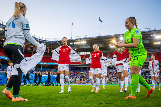Caroline Graham Hansen, Thea Bjelde and players of Norway
