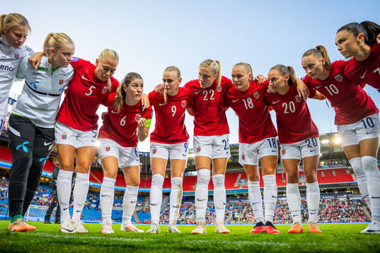 Goalkeeper Guro Pettersen, Guro Bergsvand, Maren Mjelde,