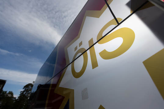 Örgrytes logotyp på spelarbussen