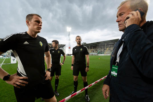 Domare Oscar Johnson diskuterar ang vädret