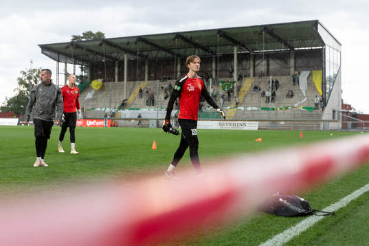 Jönköpings Södras målvakt David Celic lämnar planen