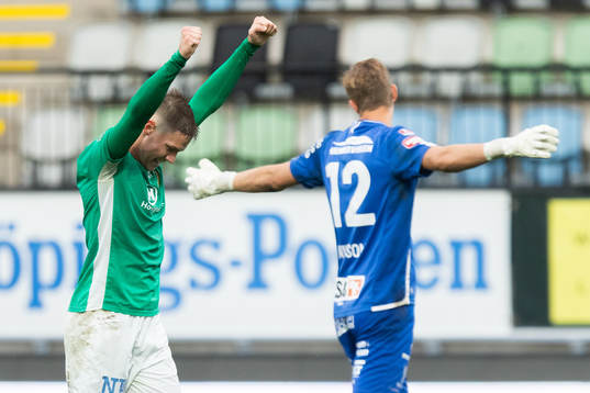 Jönköpings Södras Taylor Silverholt jublar och Örgrytes
