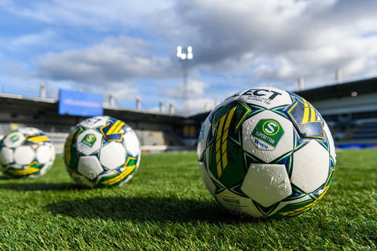 Fotbollar med Superettan-logga