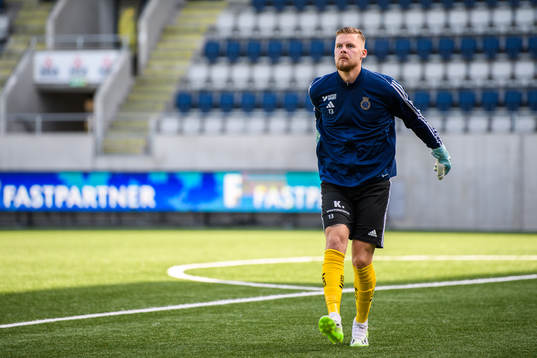 Gefles målvakt Robin Wallinder värmer upp