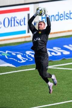 GAIS Målvakt Mergim Krasniqi värmer upp