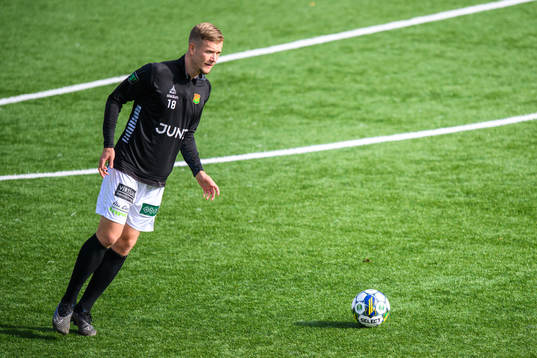 GAIS Alexander Ahl Holmström värmer upp
