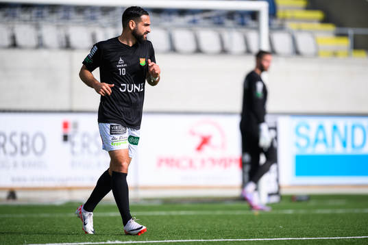 GAIS Mervan Celik värmer upp