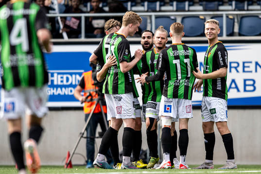 GAISs Mervan Celik jublar med lagkamrater
