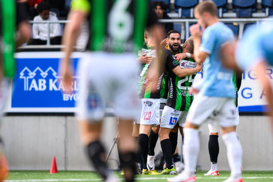 GAIS Mervan Celik jublar med lagkamrater
