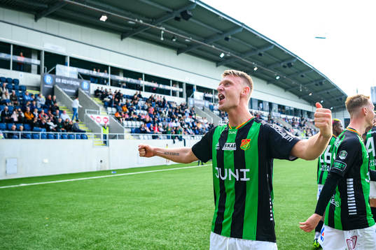 GAIS Joackim Åberg jublar med lagkamrater