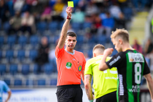 Gefles målvakt Robin Wallinder tilldelas gult kort av