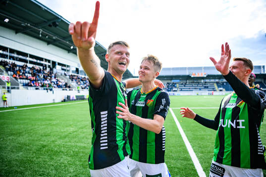 GAIS Joackim Åberg jublar med lagkamrater