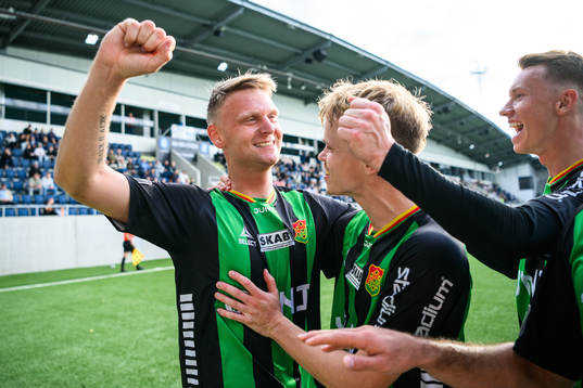 GAIS Joackim Åberg jublar med lagkamrater