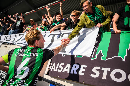 GAIS August Wängberg jublar med supportrar