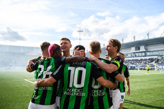 GAIS Mervan Celik jublar med lagkamrater