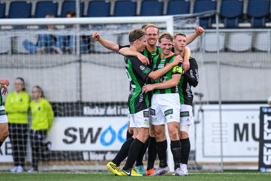 GAIS August Wängberg jublar med lagkamrater