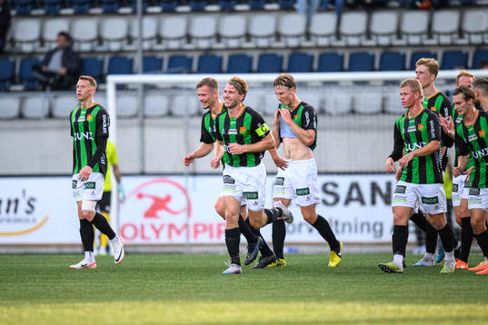 GAIS August Wängberg jublar med lagkamrater