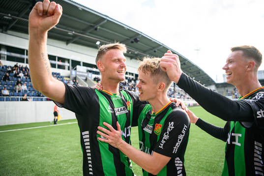 GAIS Joackim Åberg jublar med lagkamrater