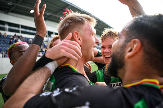 GAIS Joackim Åberg jublar med lagkamrater