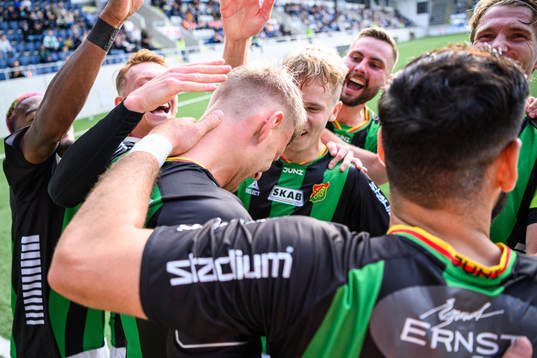 GAIS Joackim Åberg jublar med lagkamrater