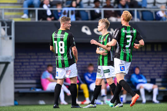 GAIS Alexander Ahl Holmström jublar med lagkamrater
