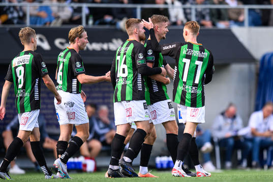 GAIS Alexander Ahl Holmström jublar med lagkamrater