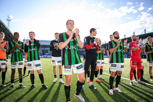 GAIS August Wängberg jublar med lagkamrater