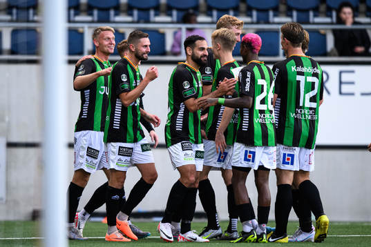 GAIS Joackim Åberg jublar med lagkamrater