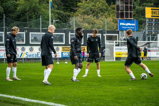 Landskronas spelare värmer upp