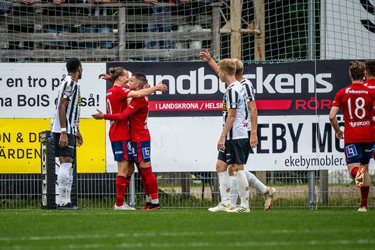 Östers Jesper Jonasson Westermark jublar med Vladimir Rodic