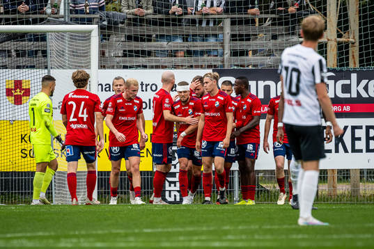 Östers Jesper Jonasson Westermark jublar