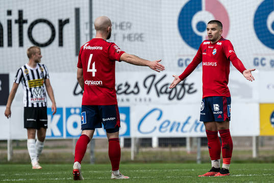 Östers Sebastian Hedlund och Vladimir Rodić deppar