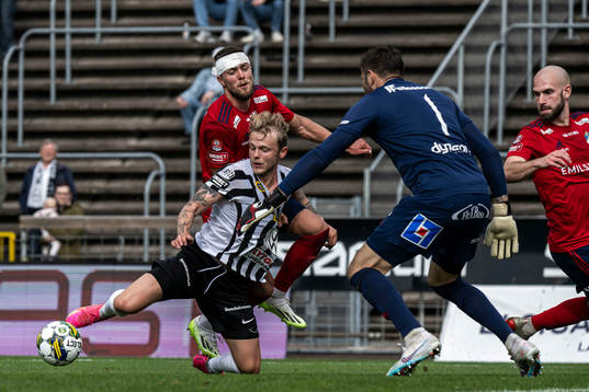 Landskronas Frederik Ihler mot Östers Ivan Kricak